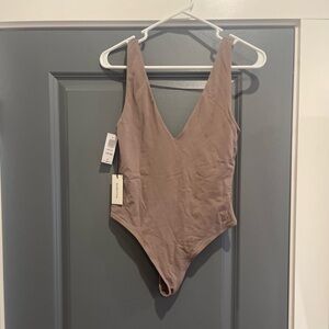 Aritzia/Babaton Contour Bodysuit, Size Medium